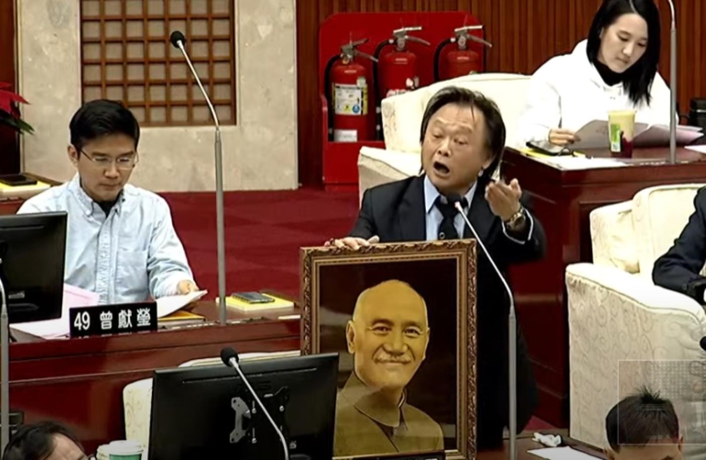 王世堅送蔣萬安其祖父故總統中正玉照。翻攝直播