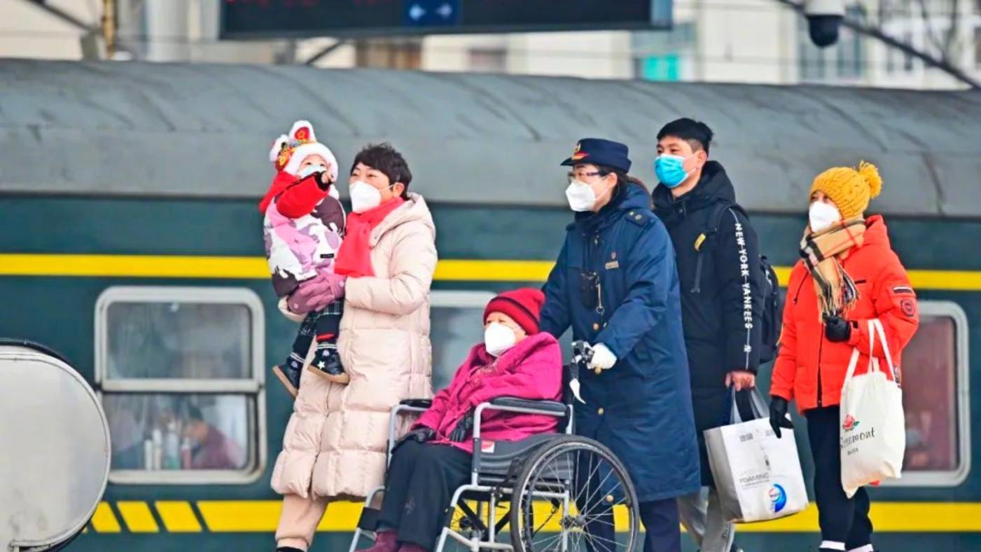 中國春運期間，許多遊客都想返鄉過農曆新年。圖為2022年春運照。  翻攝人民網微博