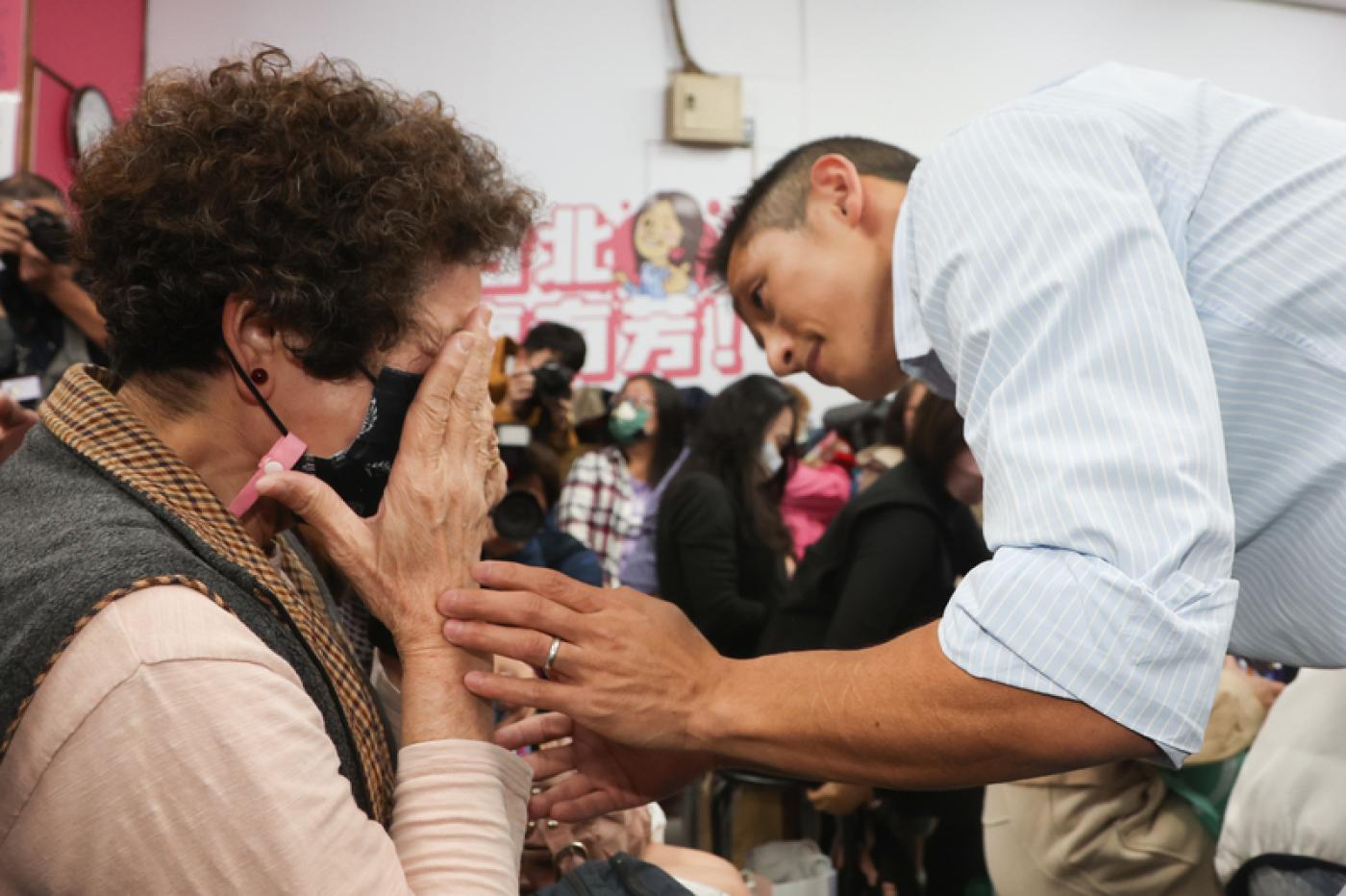 台北市第3選區立委補選8日投開票，民進黨候選人吳怡農（右）自行宣布敗選，開票會場有支持者情緒失落、不禁掩面哭泣，吳怡農上前安慰。中央社