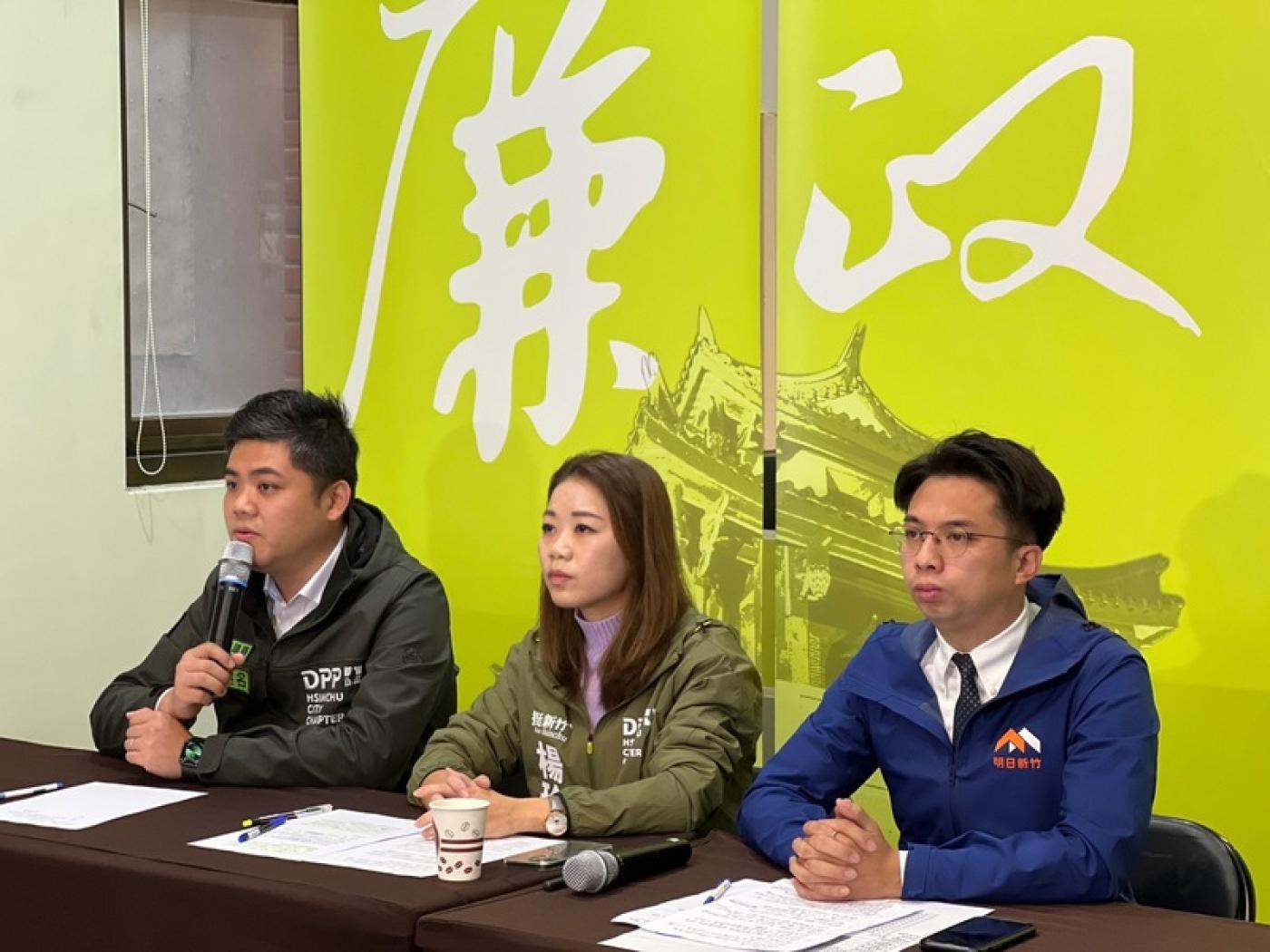 民進黨新竹市黨部主委、市議員陳建名（左）與市議員劉康彥（右）、楊玲宜（中）10日開記者會，呼籲黨中央開除王世堅黨籍。中央社