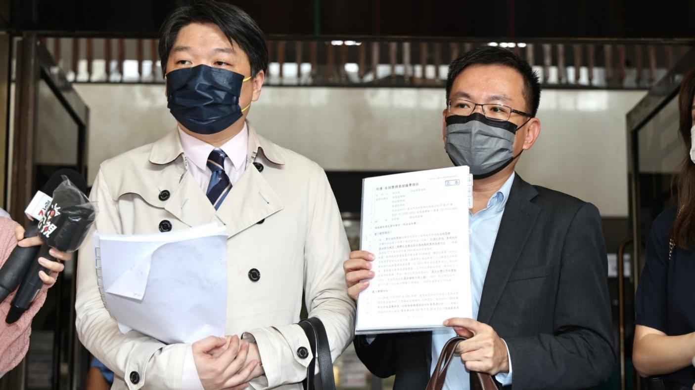 余正煌去年委任律師張祐齊（左）與吳俊達（右）提刑事自訴。資料照片／林啟弘攝