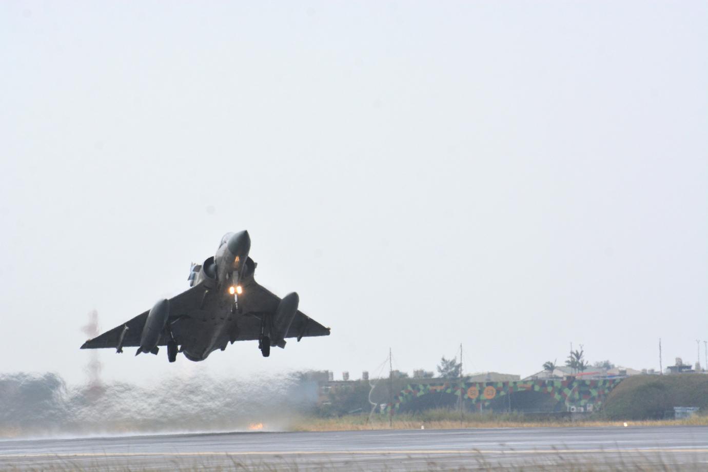 空軍新竹幻象機聯隊榮獲2022年的年度空戰王、箭靶王。王烱華攝