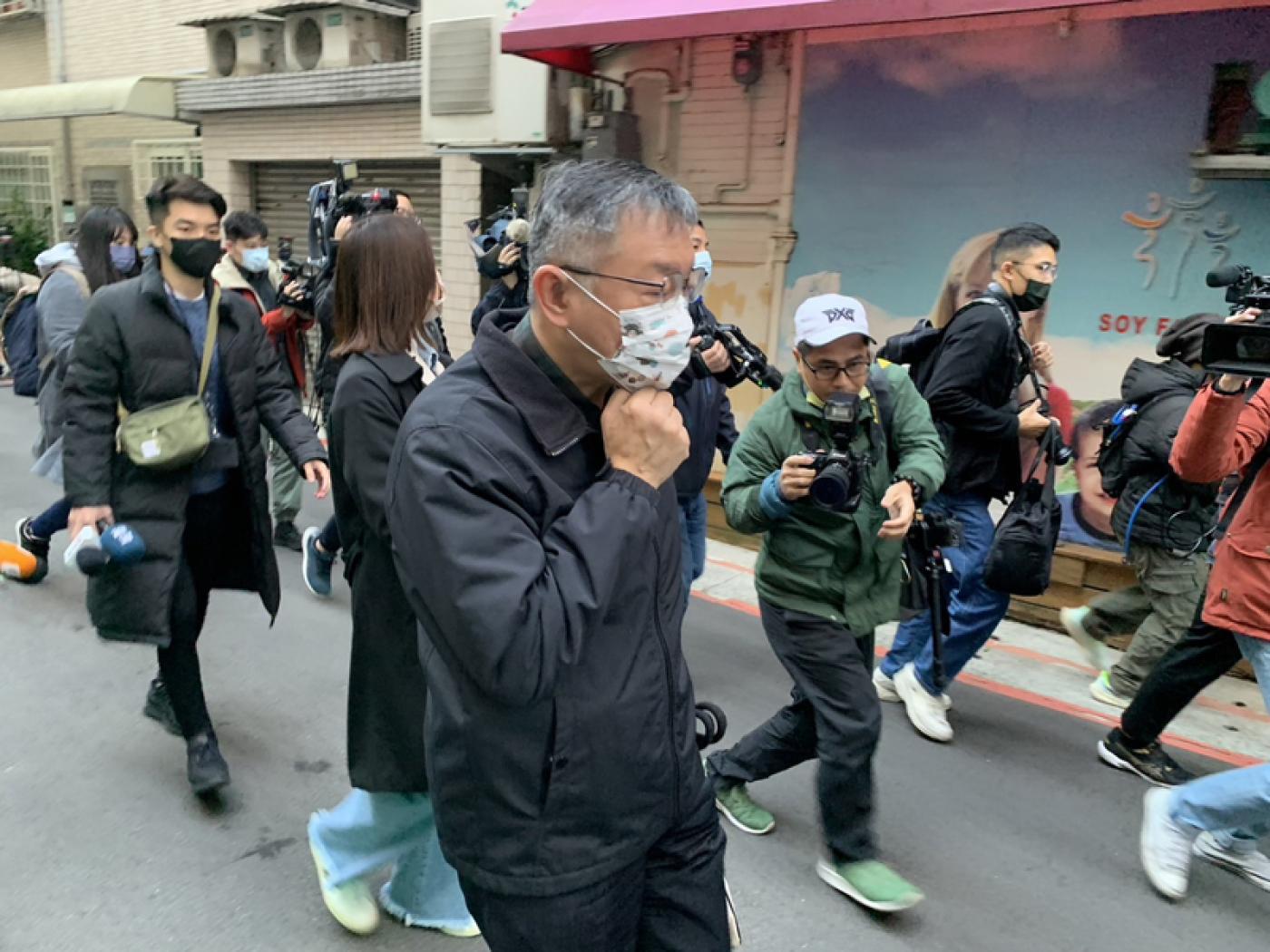 柯文哲（中）重回台大醫院上班，31日是最後一天上班，上午他從家中步行前往台大醫院。中央社