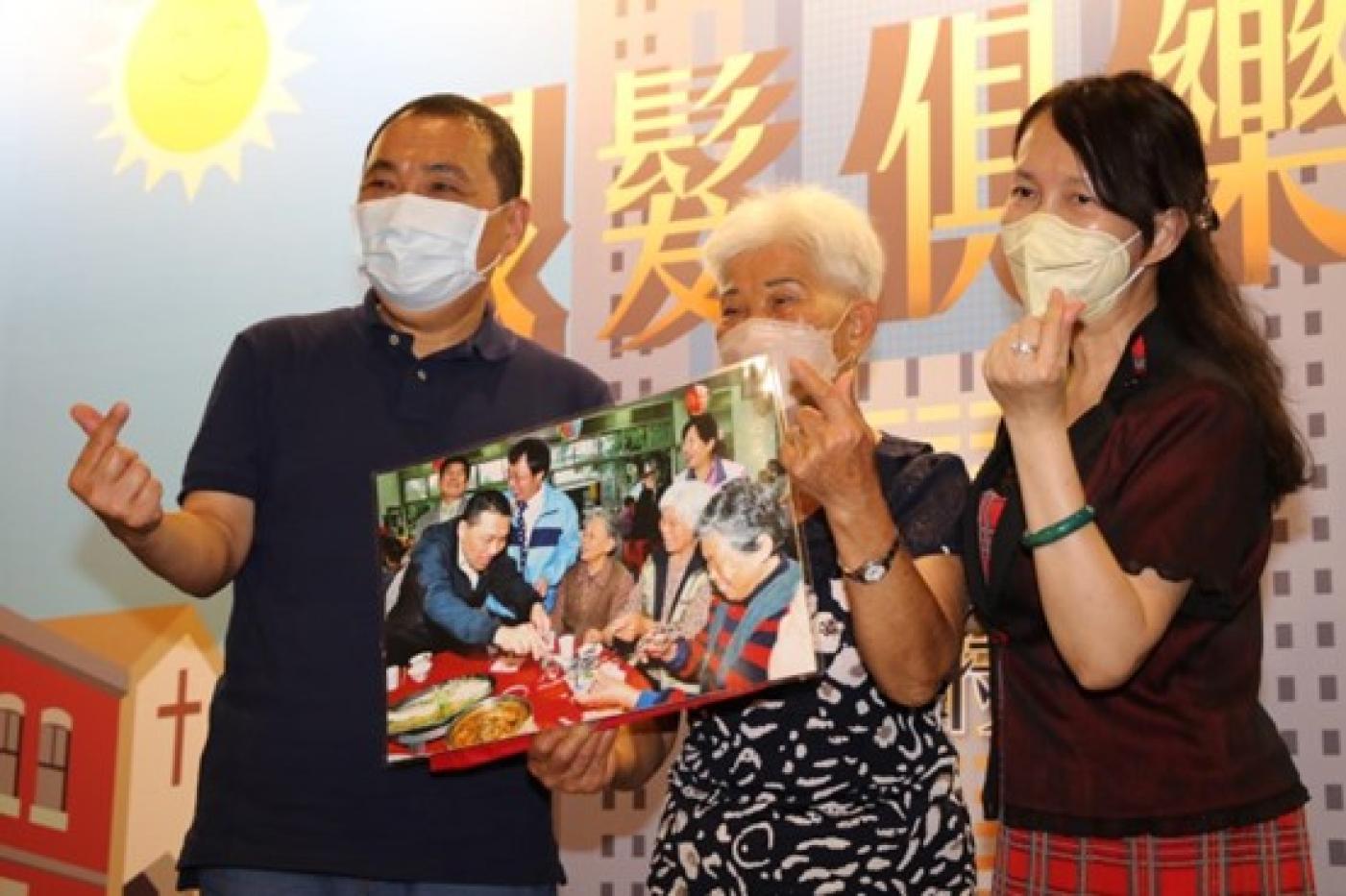 新北市目前有1177個銀髮俱樂部，提供高齡長輩樂齡活動。新北市政府社會局提供