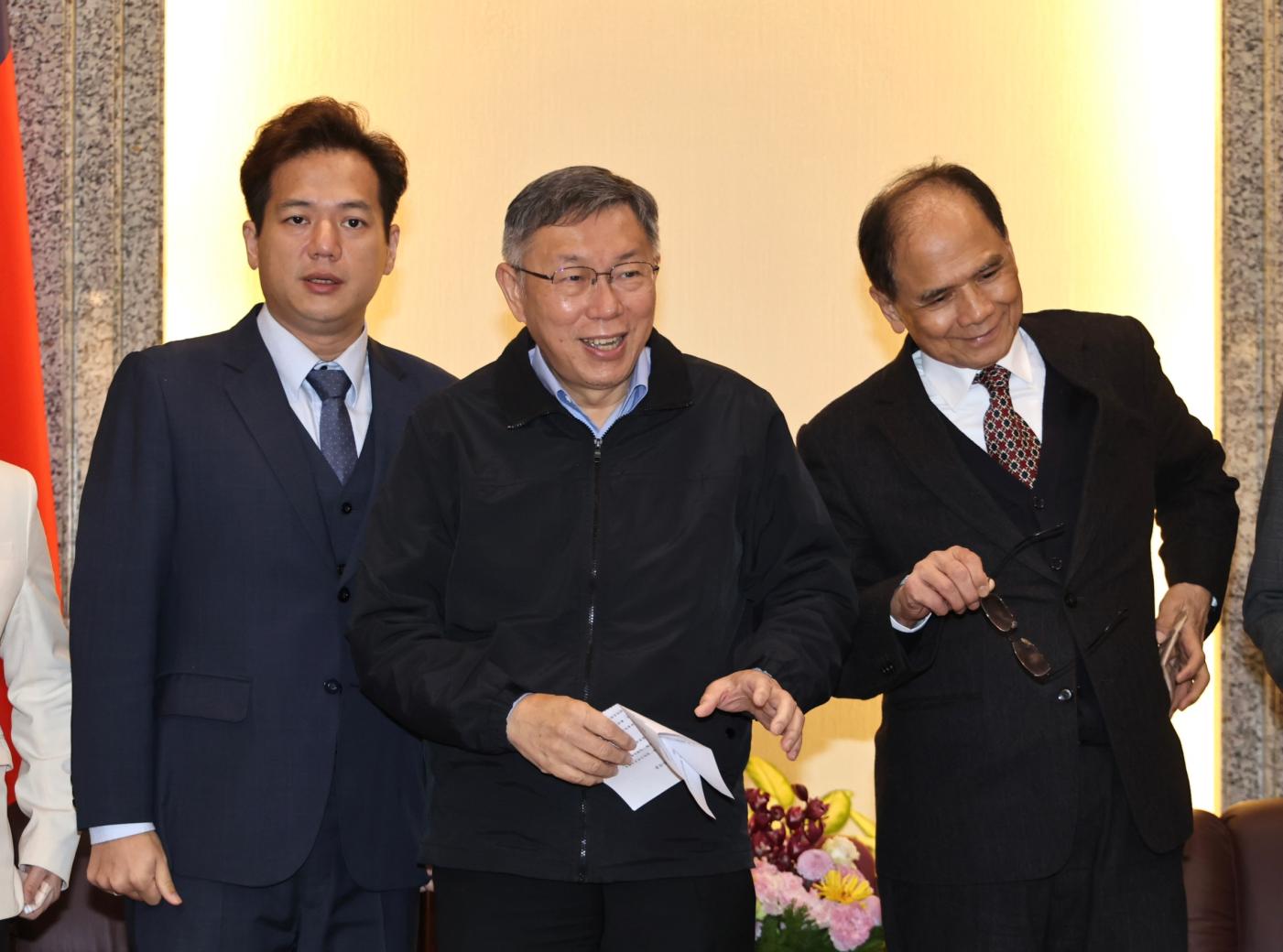 柯文哲（中）6日拜會立院院長游錫堃（右）。林啟弘攝