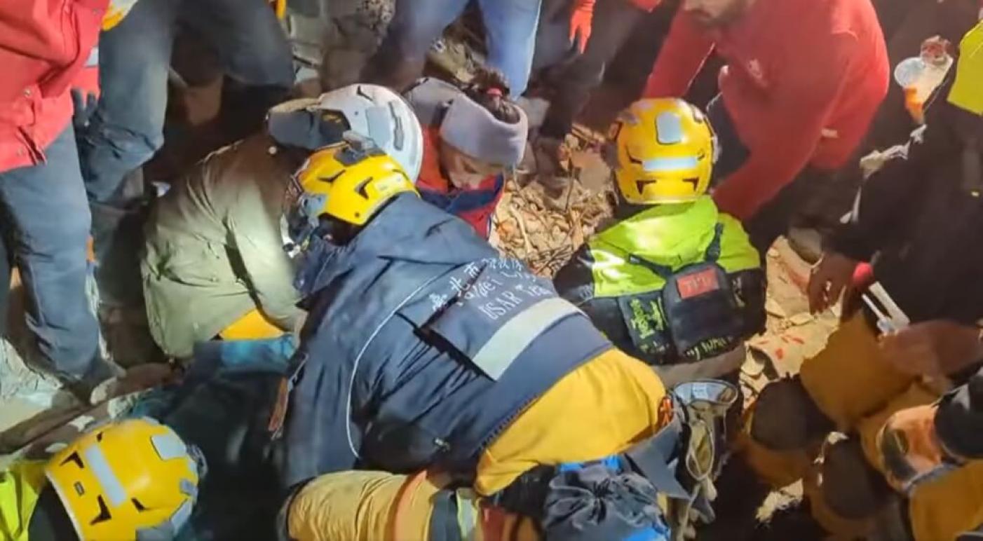 台灣搜救隊挺進土耳其重災區阿德亞曼，當地時間8日救出一名女子。翻攝台北市搜救隊臉書facebook.com