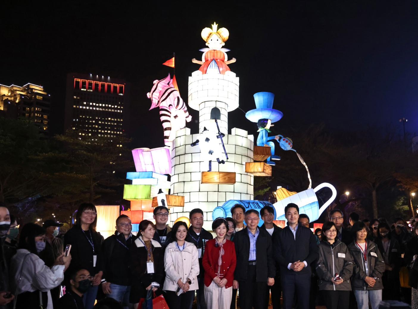 柯文哲9日帶著太太陳佩琪、前市府團隊等人賞花燈，蔣萬安親自招待，合影時柯文哲站中間C位。林啟弘攝