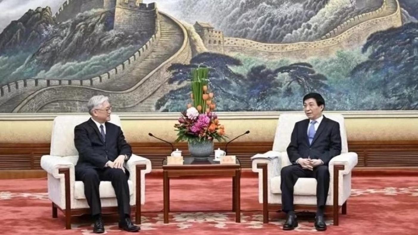  國民黨副主席夏立言（左）10日傍晚在人民大會堂會見中共中央政治局常委王滬寧（右）。國民黨提供