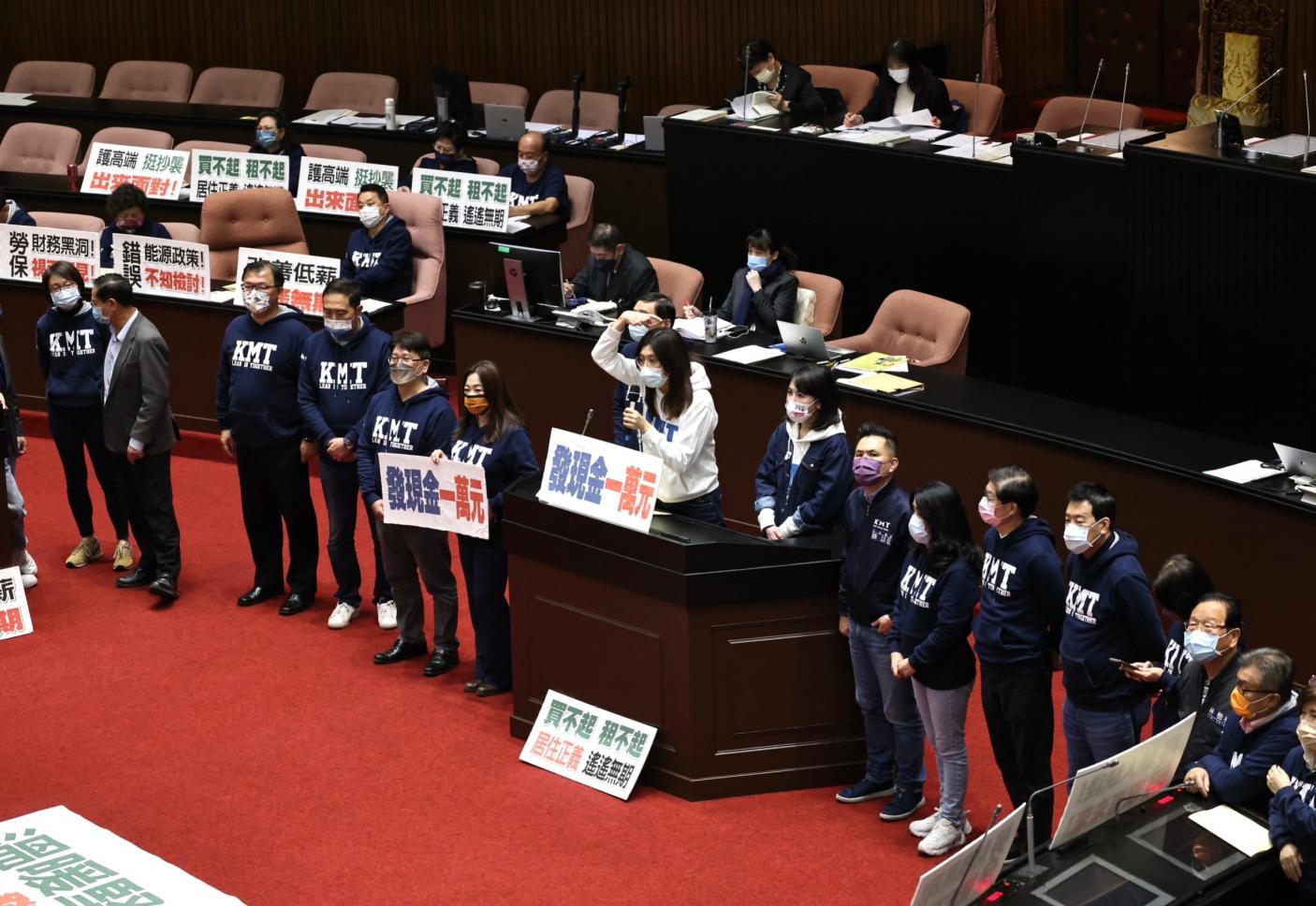 國民黨立委佔領發言台、官員席與質詢台杯葛議事。林啟弘攝