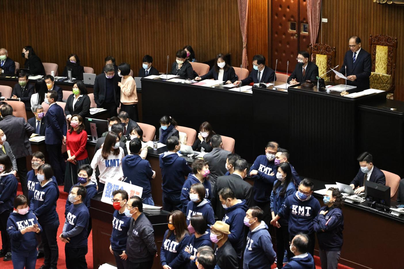 立院院會今天將處理疫後特別條例草案，將以表決方式力拚三讀，圖為行政院長陳建仁日前首次到立院備詢遭在野黨進行杯葛畫面。林啟弘攝