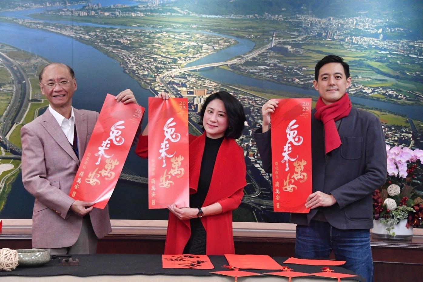 台北市民政局長陳永德（左一）18日表示，家人希望他退休，自己沒想退，但坦言很累。圖為北市府１月初公布兔年春聯／台北市政府提供