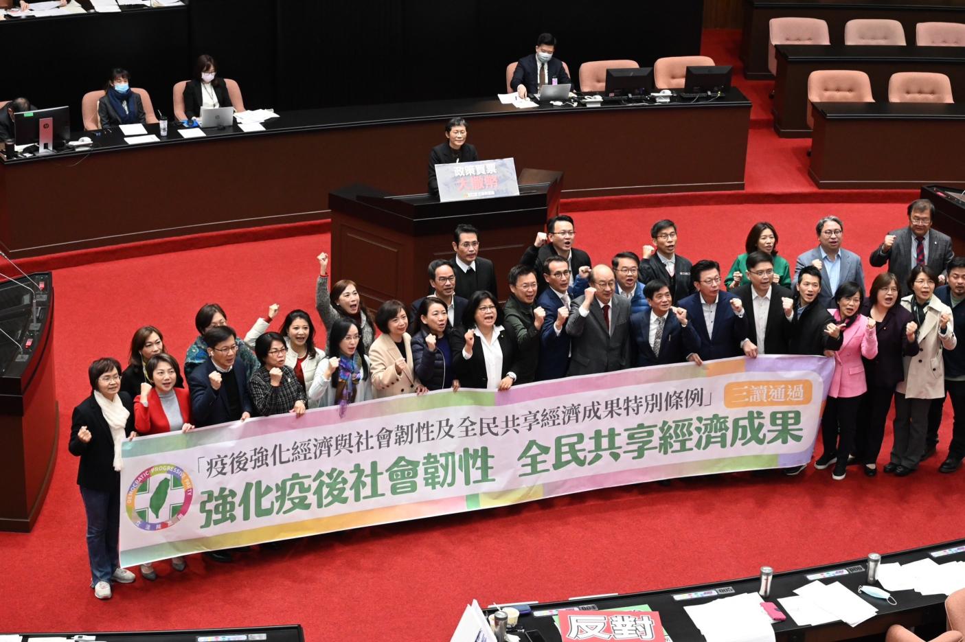 立法院院會三讀通過普發現金特別條例。林啟弘攝