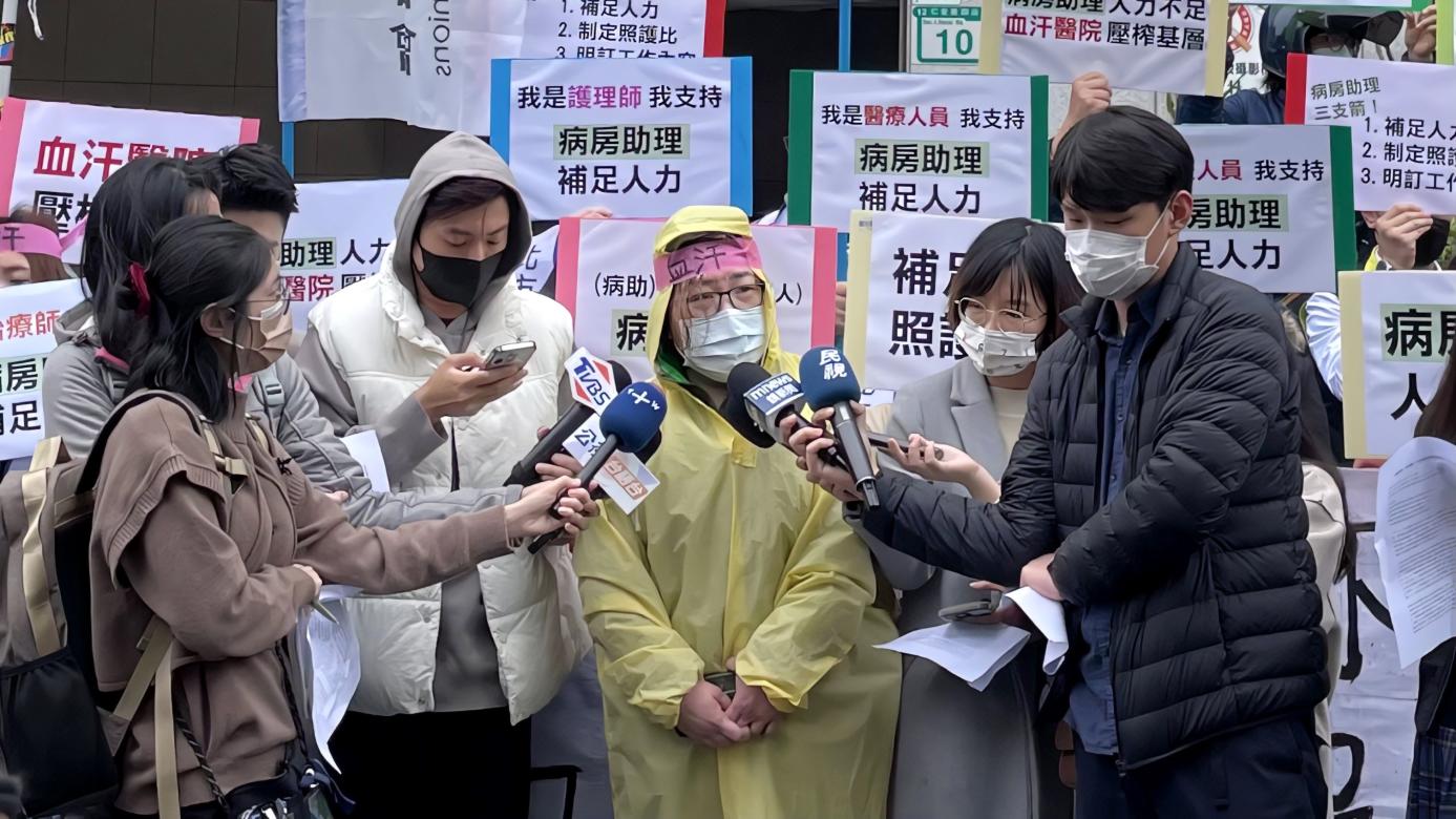 仁愛院區病房助理胡小姐呼籲醫院補足人力，「請不要再濫用我們病房助理和護理人員的慈悲與善良」。單蔓婷攝