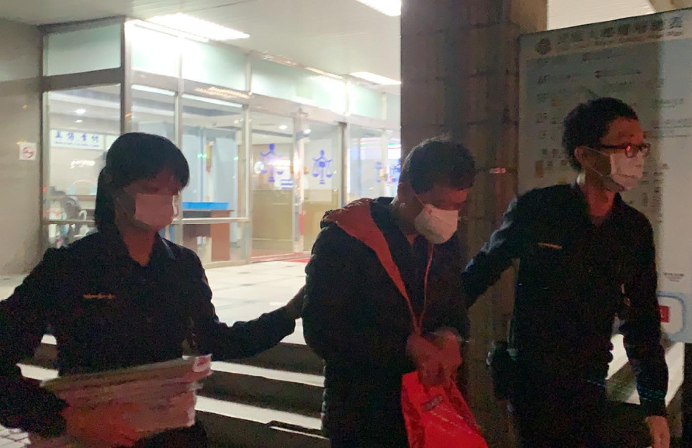 民進黨前新北市議員陳文治（中）遭疑涉嫌替違章關說，新北地院聲押禁見獲准。中央社