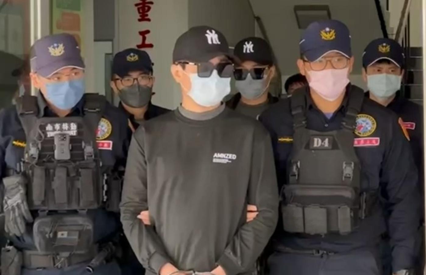 學甲88槍擊案主嫌洪政軍（中前）因重傷害罪發監9年，孔祥志（中後）遭法官裁定羈押。讀者提供
