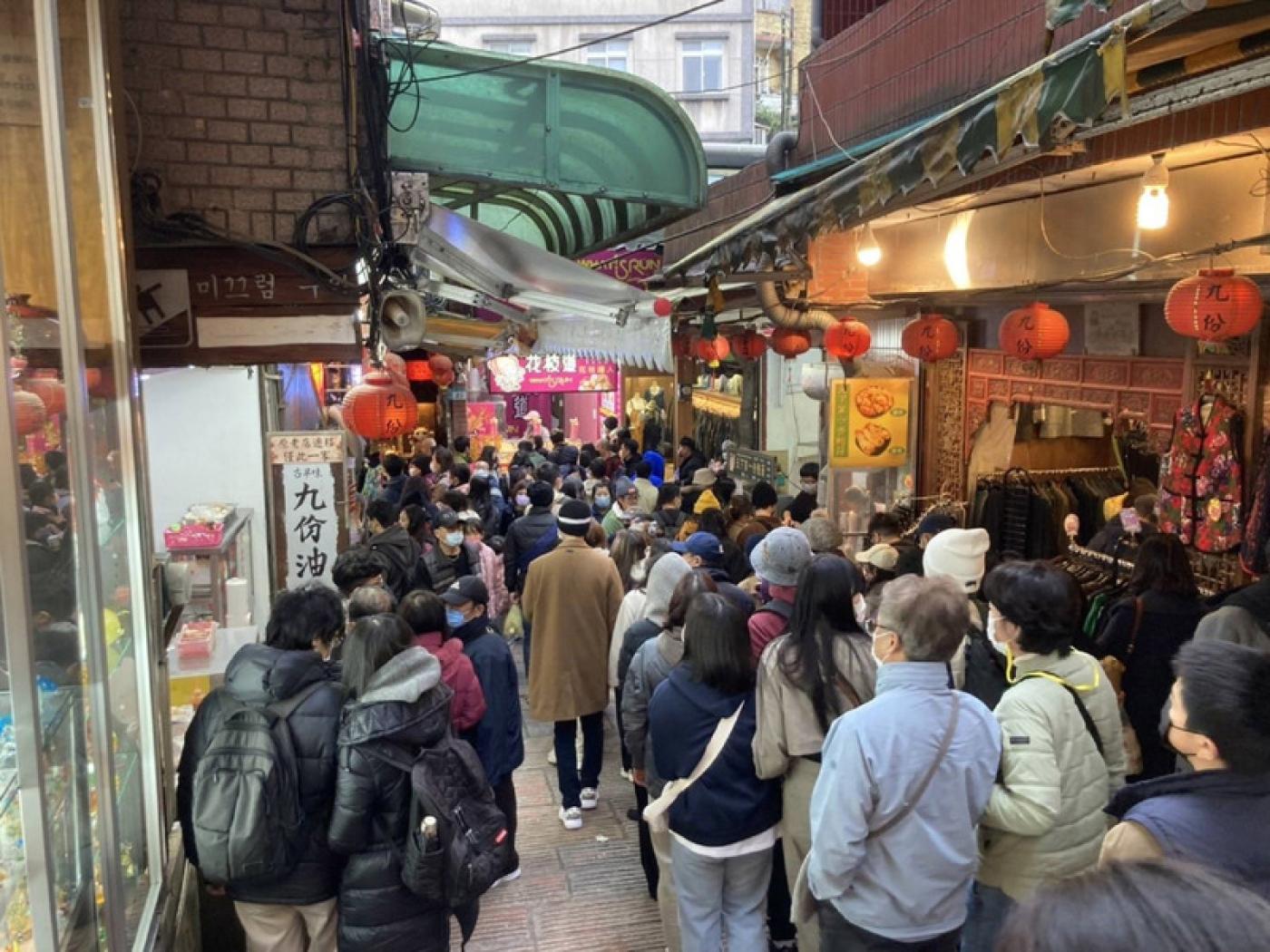 今年228連假因調整補班連放４天，新北市九份老街（圖）等景點湧入出遊人潮。新北市觀旅局提供