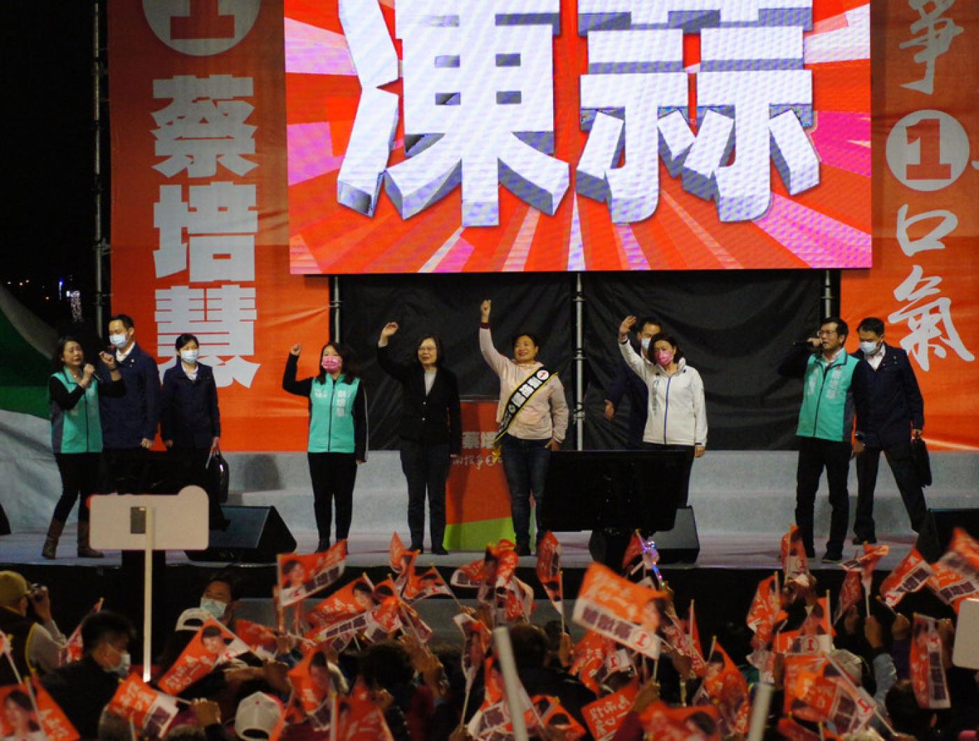 蔡培慧以近2千票的差距險勝，為民進黨注入強心針。圖為3日蔡英文前往輔選。中央社