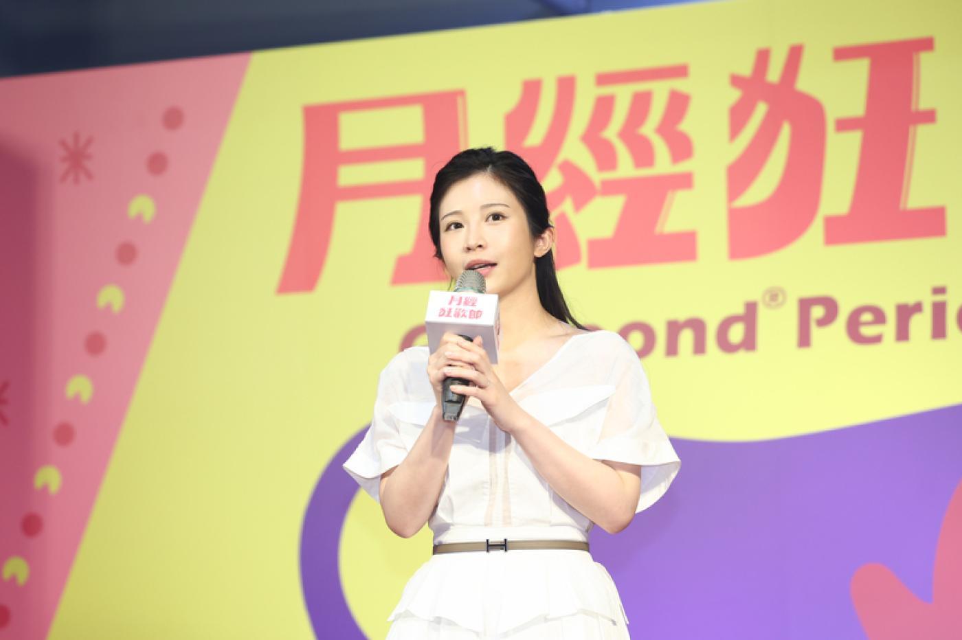 雞排妹鄭家純諷黃國昌嚴以待人，寬以律己。中央社