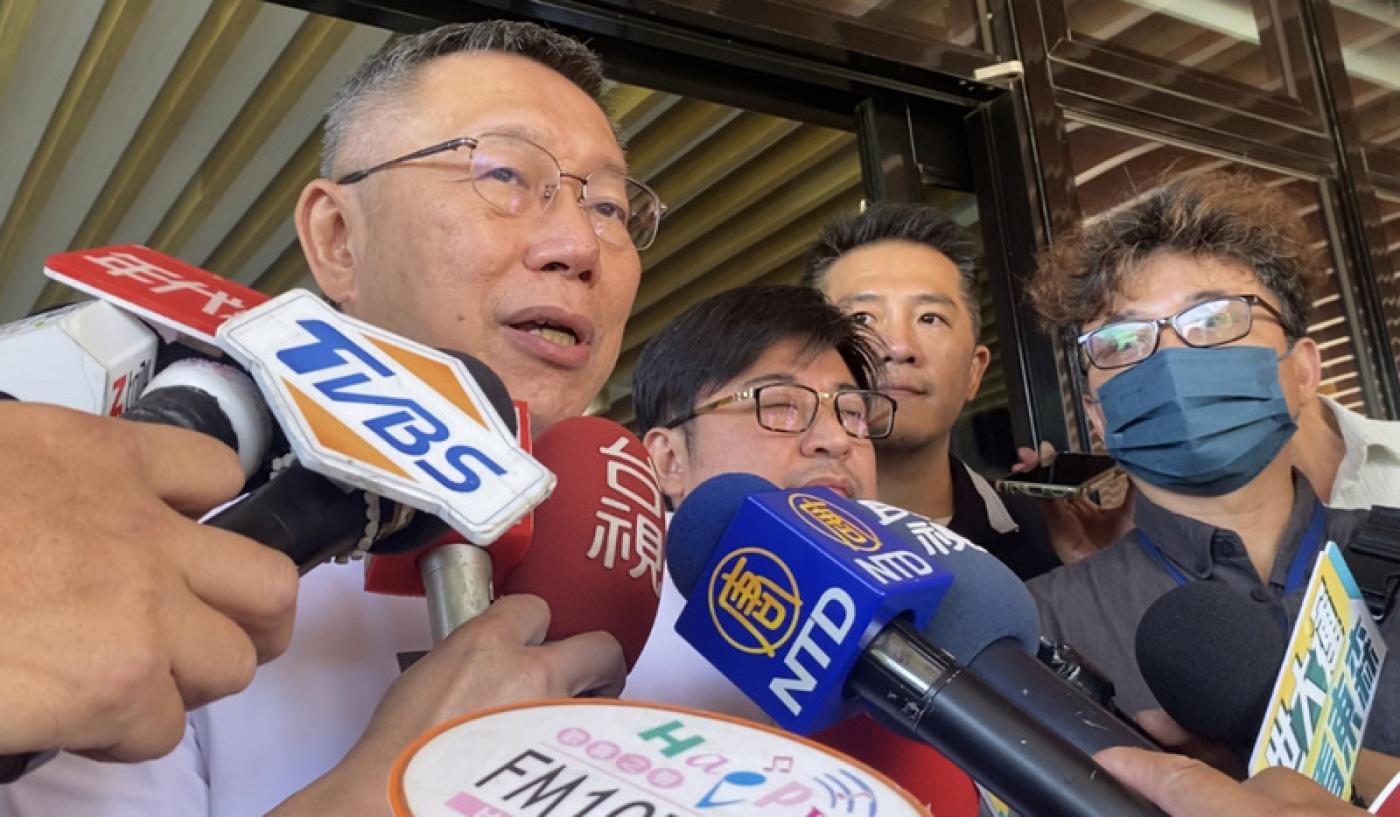 傳藍營等柯文哲無條件投降組「侯柯配」，柯聞言感到警訝。資料照片／中央社
