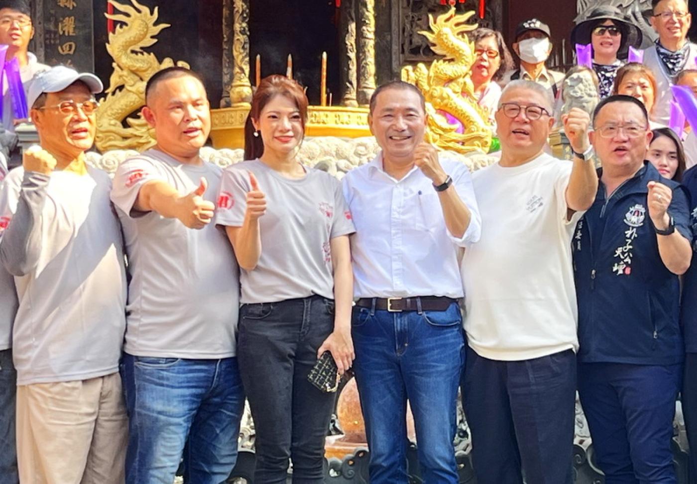 侯友宜（左4）8日到嘉義縣朴子市跑行程，民進黨縣議員黃嫈珺（左3）現身，與侯友宜同框合影。中央社