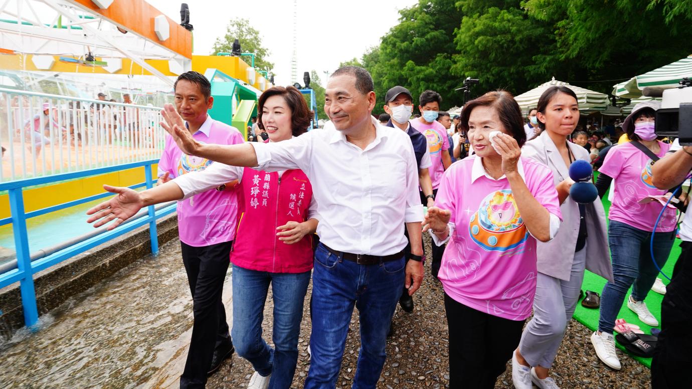 新北市長侯友宜前往宜蘭童玩節參觀，遇到熱情戲水遊客，當場被水槍襲擊全身濕答答。林泊志攝