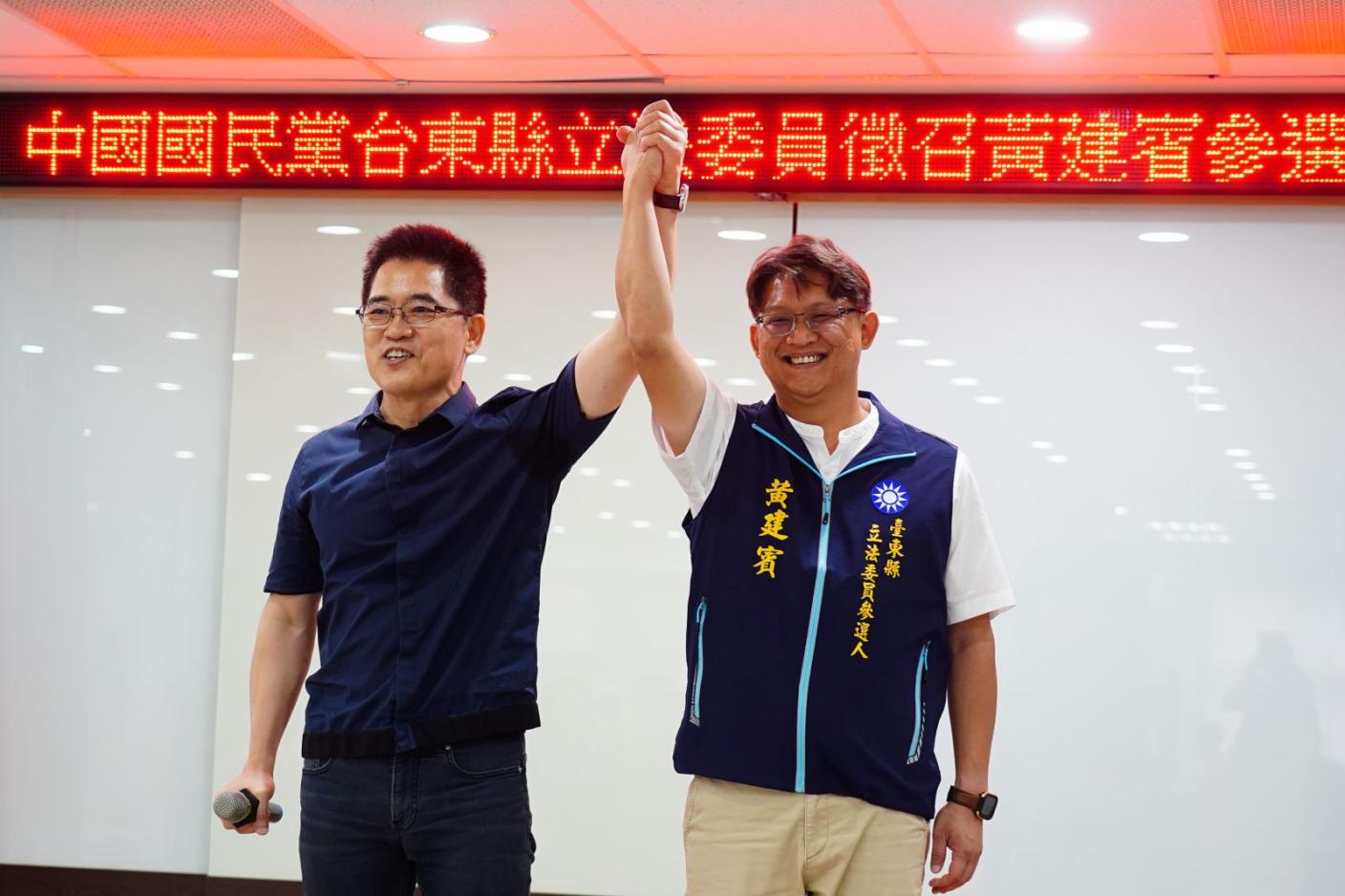 國民黨秘書長黃健庭（左）10日強調，確實有和郭台銘談到列不分區立委一事，郭還主動稱願意放在後面名次、催高選票。資料照片／林泊志攝