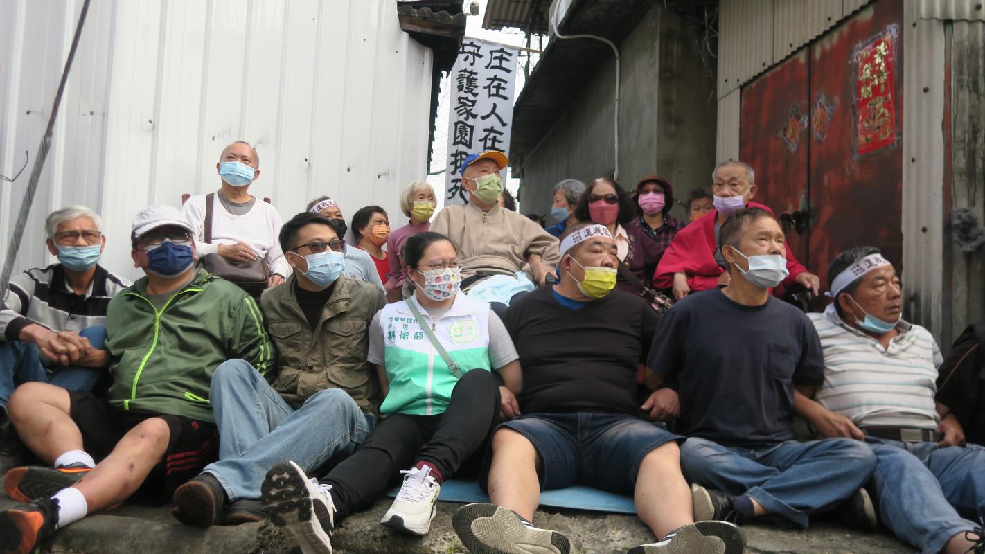 中部反迫遷團體志工質問黃國昌等人，「在全台各地拆屋迫遷事件發生時，你們在哪裡？」圖為太平番仔路庄反迫遷抗爭資料照片／王乙徹攝