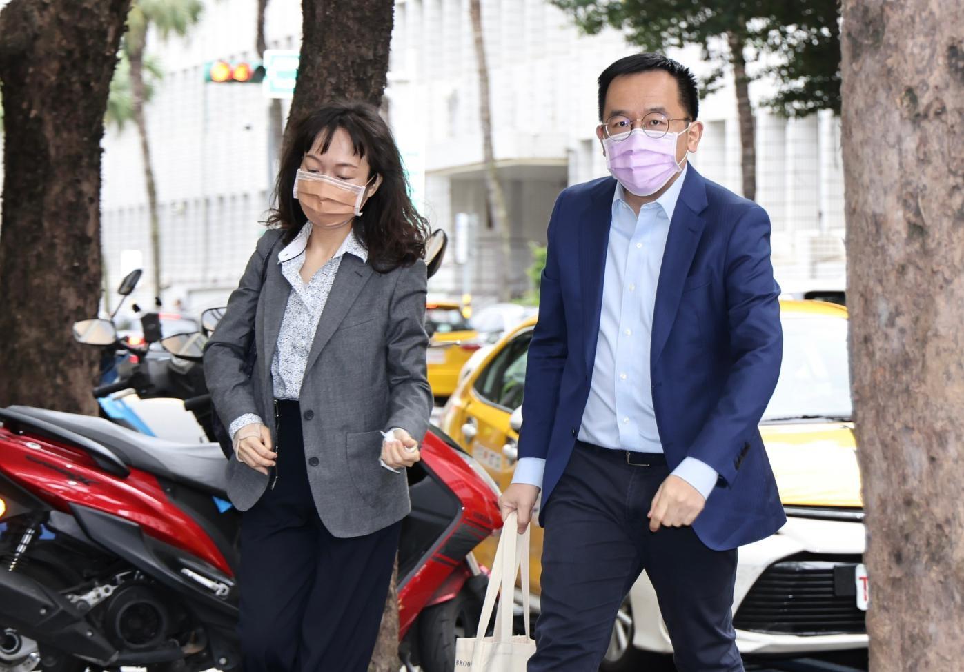 陳致中(右)與其妻黃睿靚(左)去年因陳水扁國務機要費案更二審出庭。資料照/林啟弘攝