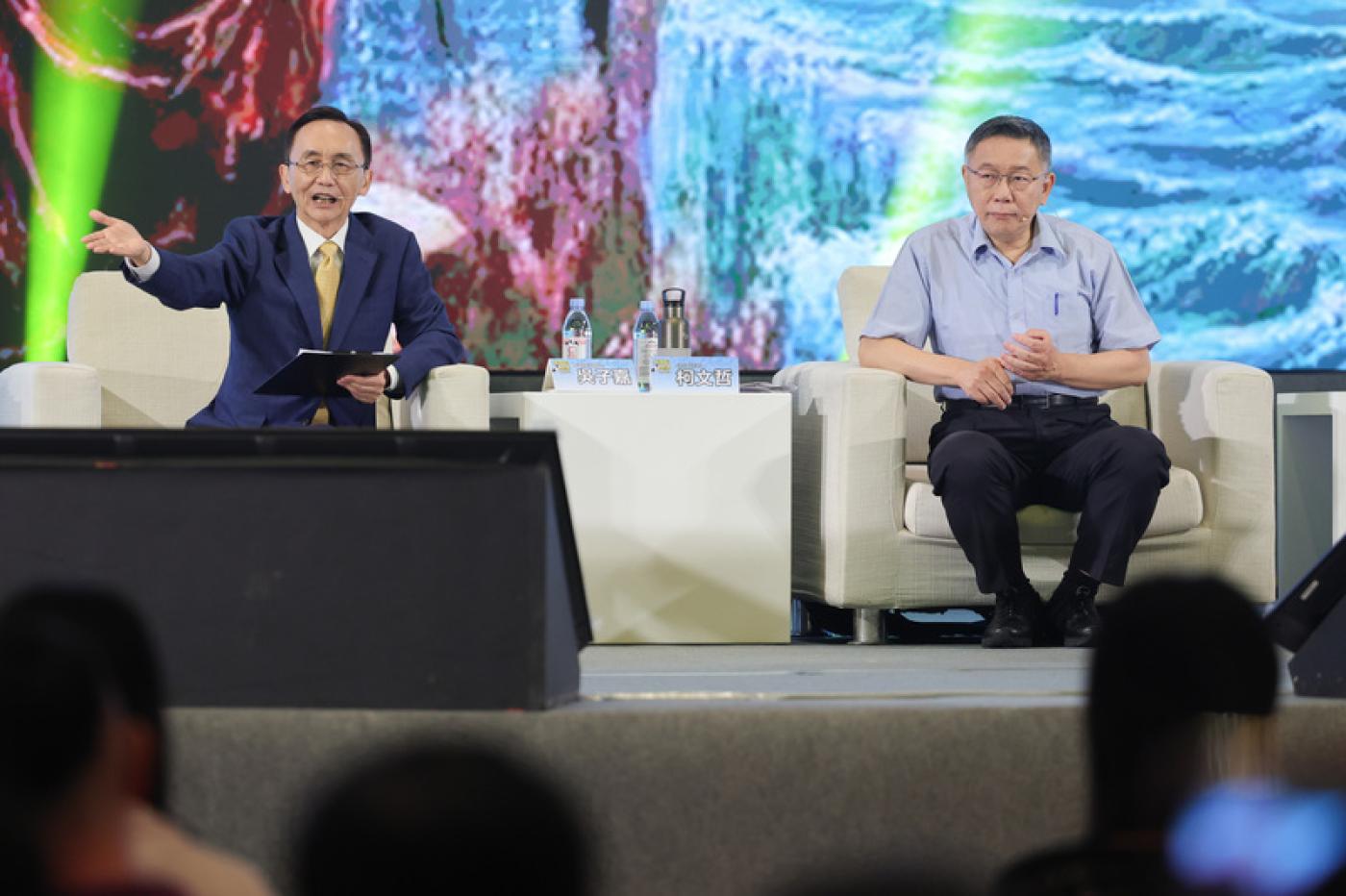 「董事長開講」9日在台北舉行粉絲見面會，邀請台灣民眾黨主席柯文哲（右）出席，與美麗島電子報董事長吳子嘉 （左）對談。中央社