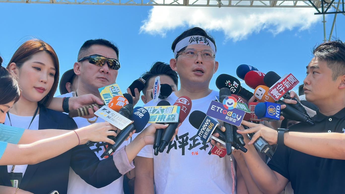 黃國昌和館長現身凱道受訪。林啟弘攝