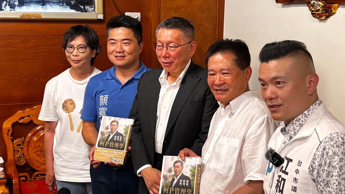 柯文哲（左3）與蔡壁如（左1）6月28日南下台中，柯贈書給國民黨立委參選人顏寬恒（左2）、鎮瀾宮副董事長鄭銘坤（右2）。顏寬恒辦公室提供