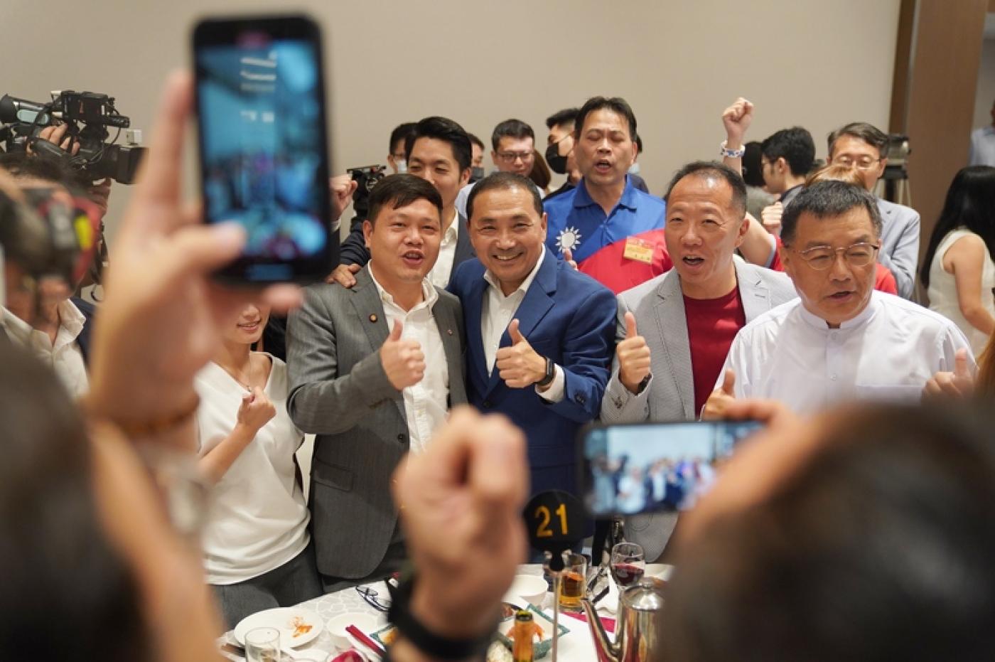 國民黨總統參選人侯友宜(藍色西裝者)出席台北市商業會暨開元聯誼會舉辦的「支持挺侯友宜參選2024總統後援會」。中央社