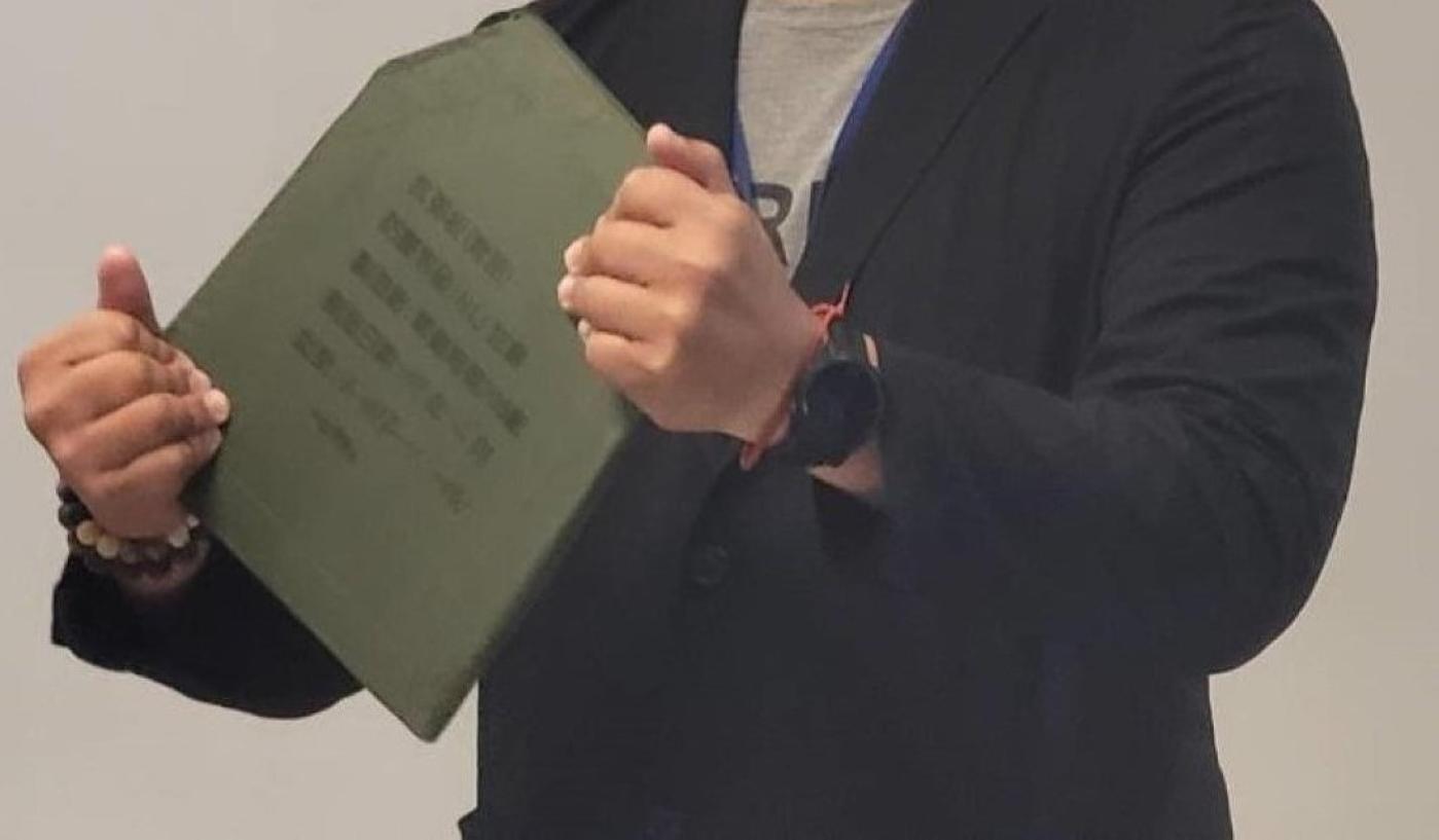 記者實測：無法將整片抗彈板折彎。王烱華攝