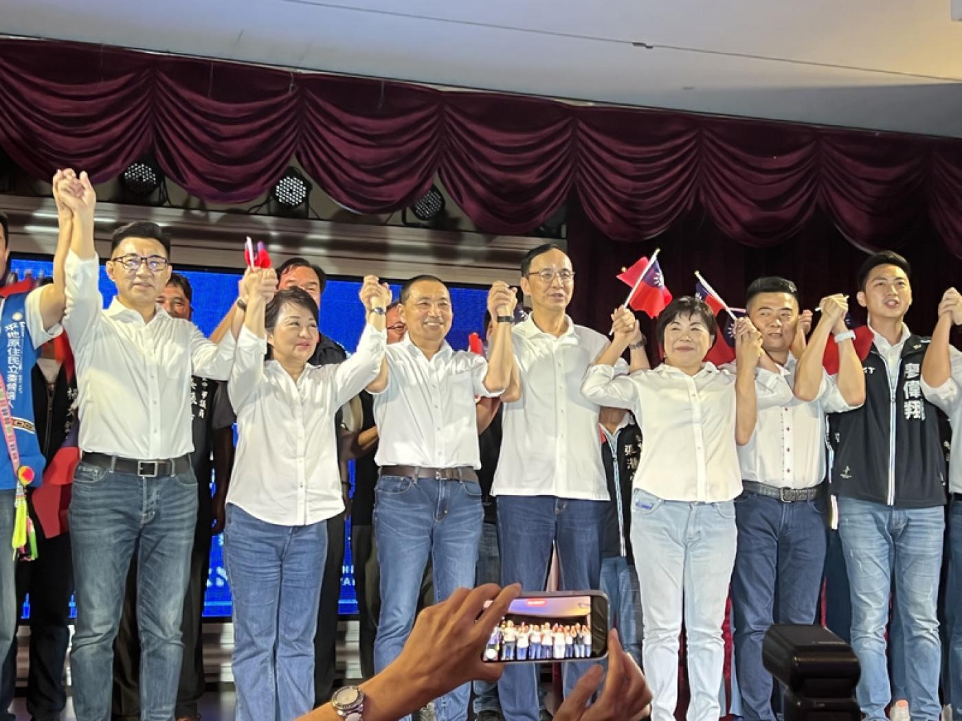 國民黨總統參選人侯友宜(左3)到台中舉辦造勢活動，台中市長盧秀燕(左2)出席。中央社