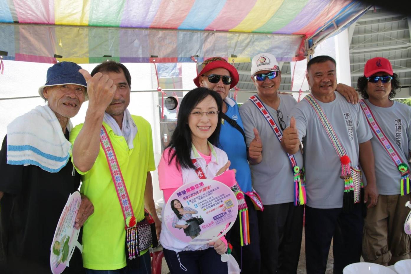民進黨立委陳瑩(左3)。翻攝陳瑩臉書