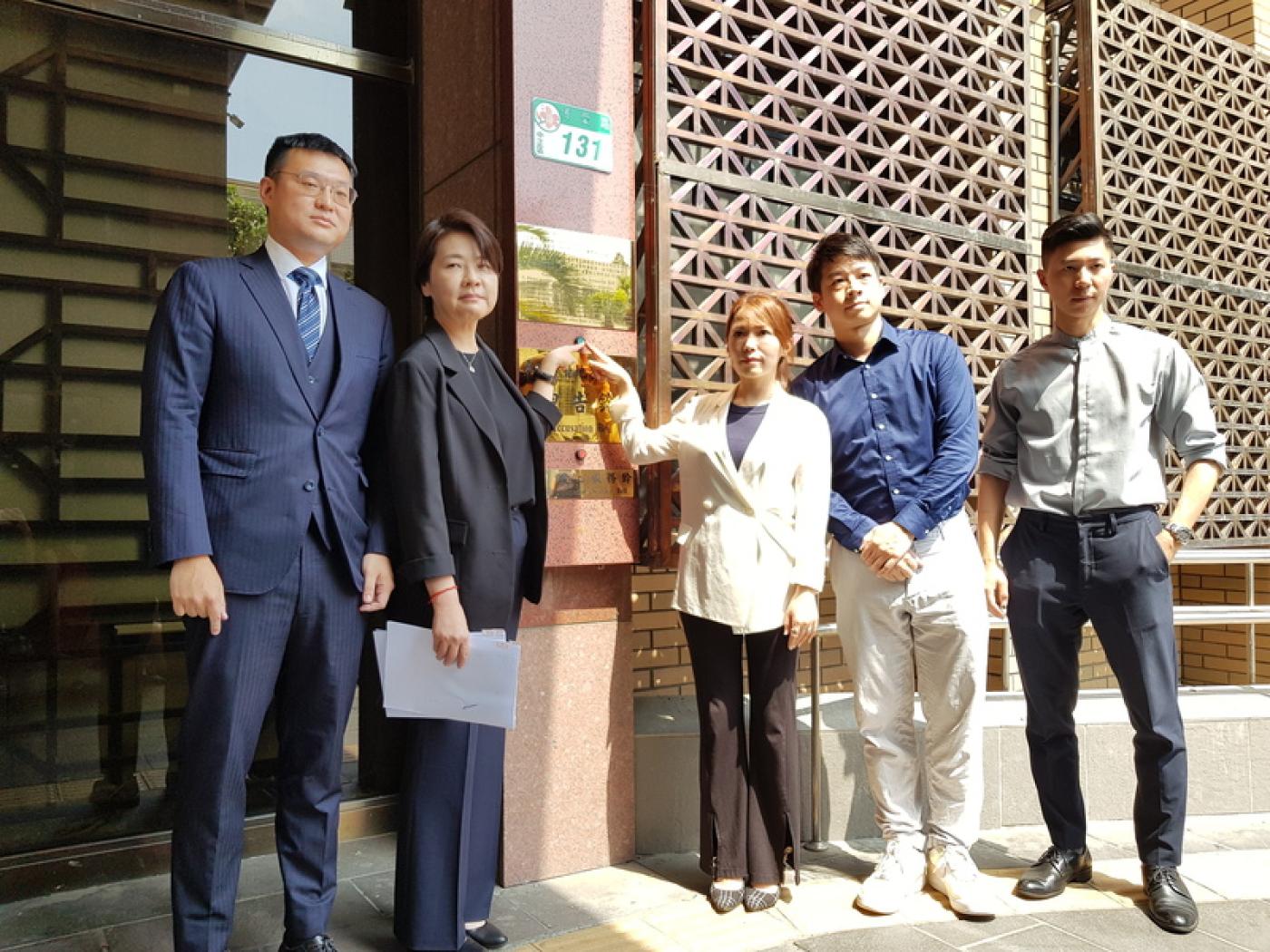 民眾黨指控三立新聞「藍白合」獨家報導內容不實， 柯文哲競選總部總幹事黃珊珊 （左2）等人在律師陪同下，到台北地檢署按鈴提告。 中央社