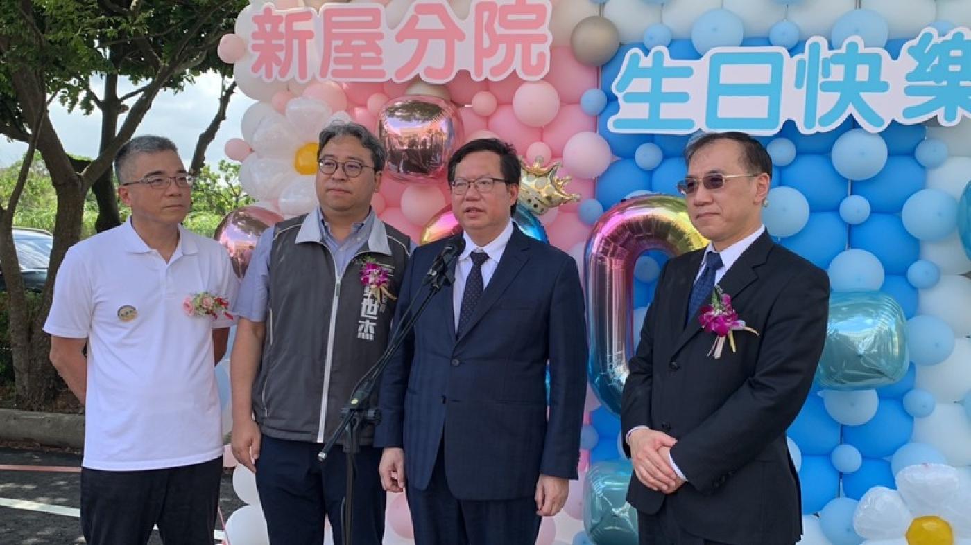 行政院副院長鄭文燦(右2)出席衛福部桃園醫院新屋分院20周年院慶活動。中央社