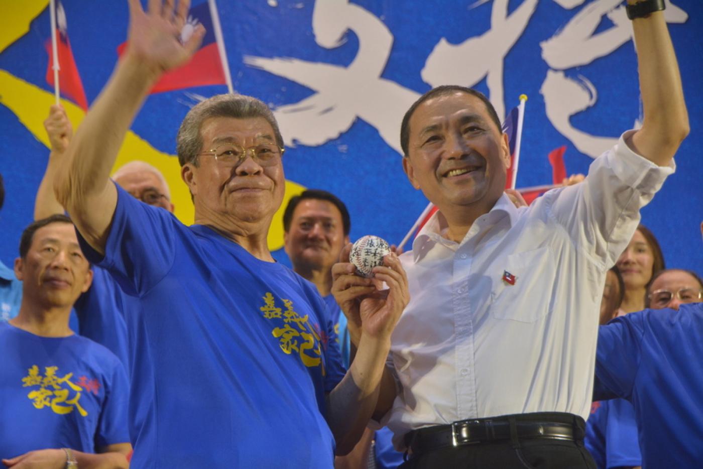 出身嘉義的國民黨總統參選人侯友宜(右)出席嘉義後援會成立大會。中央社