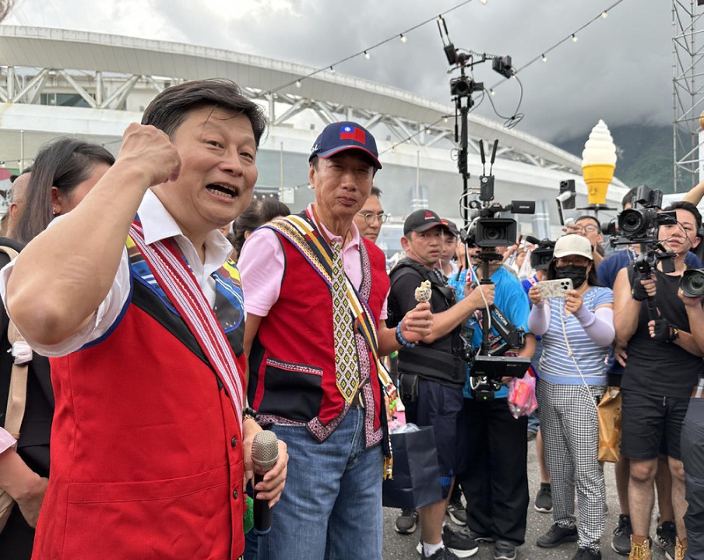 郭台銘受邀出席花蓮活動，在傅崐萁陪同下與攤商、群眾互動，現場有人高呼「郭董選總統」。中央社