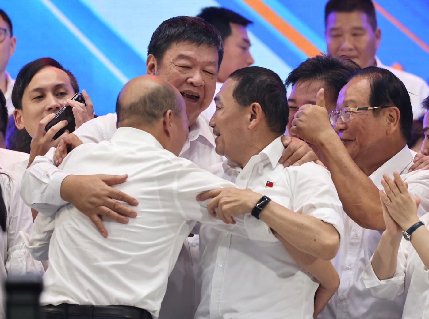 韓國瑜23日出席國民黨全代會，在台上與侯友宜擁抱和解。林啟弘攝