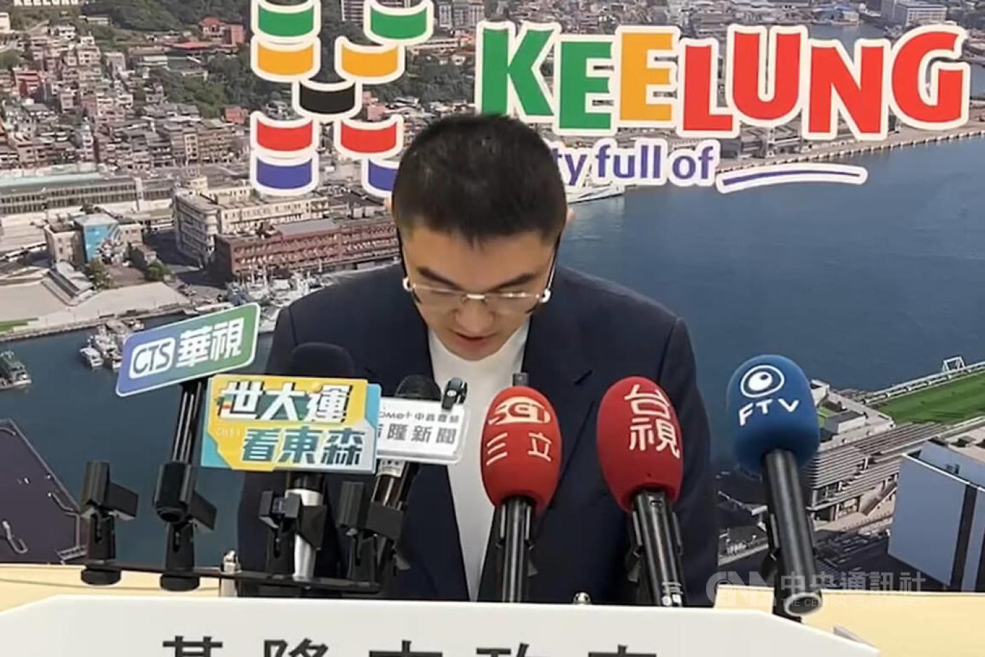 基隆市長謝國樑今天出面，為車輛占用人行道鞠躬道歉。中央社