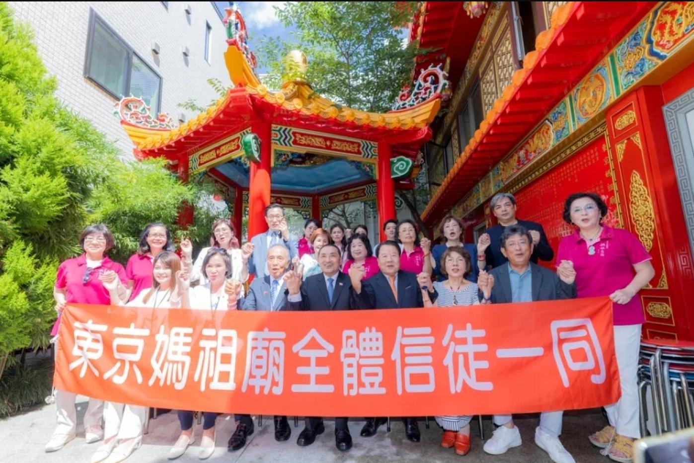 侯友宜訪日首站前往東京媽祖廟參拜。侯辦提供