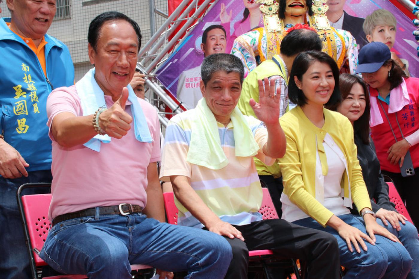 郭台銘（左1）7月30日到南投縣埔里鎮參加遶境活動， 南投縣長許淑華（左2）、議長何勝豐（左3）等 人也現身陪同