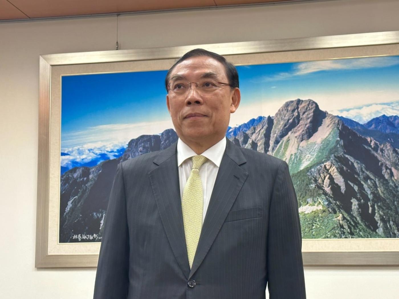 法務部長蔡清祥與三聯集團吸金20億元案主嫌徐少東多次合照，引發爭議。中央社