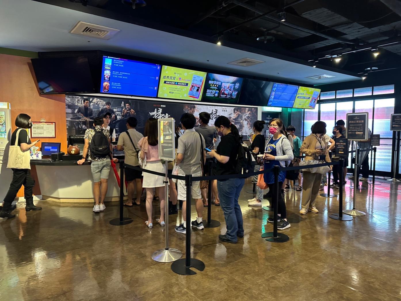 卡努颱風來襲，北台灣首當其衝，北北基今天停班停課一天，信義區上午有不少逛街民眾。林啟弘攝