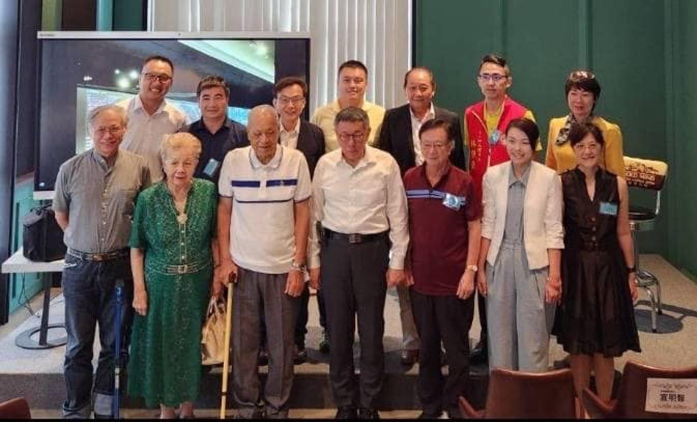 民眾黨新竹立委提名難產，傳出柯文哲（左四）不放棄持續勸進胞妹柯美蘭（右一）參選。翻攝徐勝凌臉書