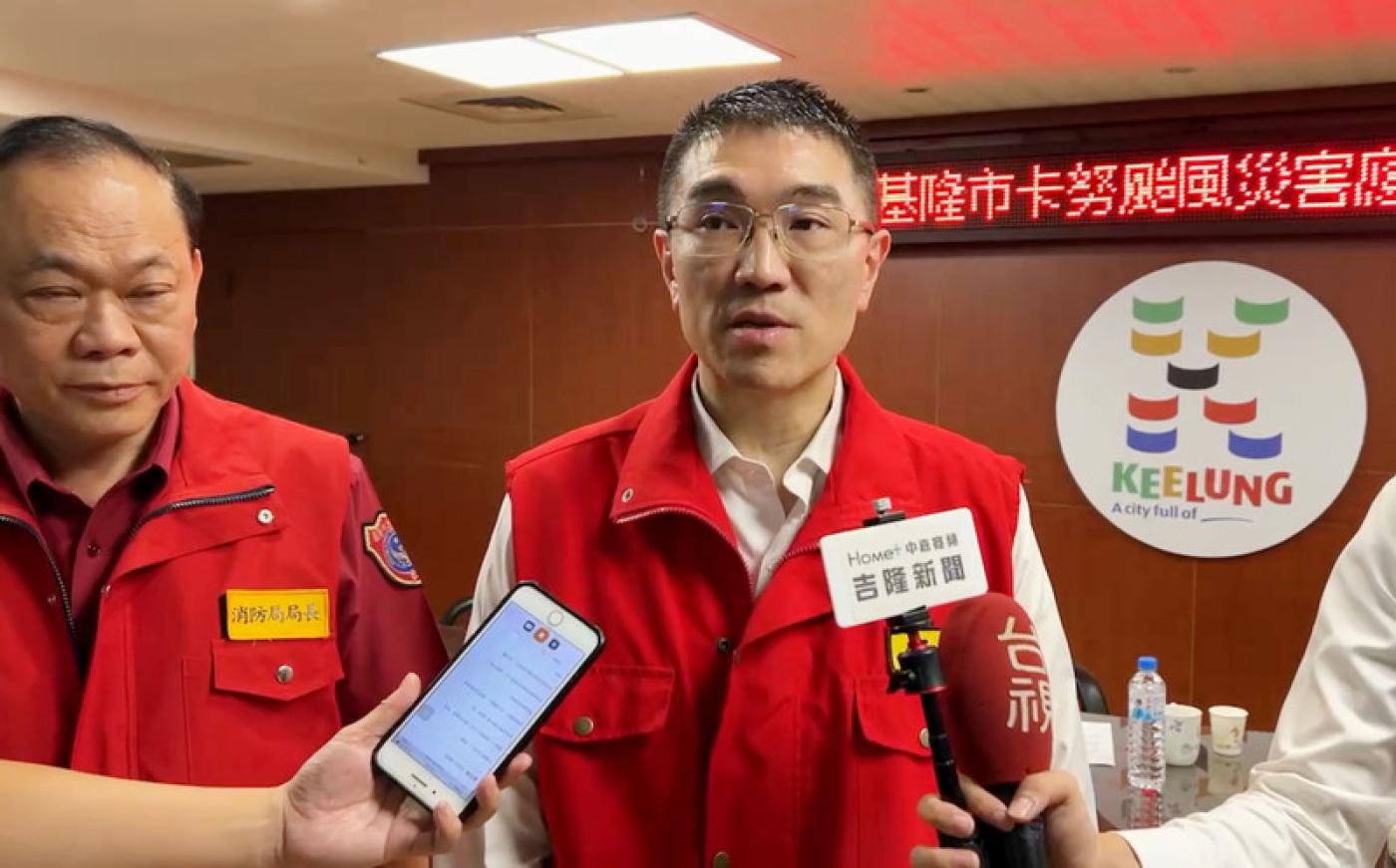桃園今未停班停課，市長張善政臉書被灌爆，基隆市長謝國樑(右)緩頰說不是想同步就能同步，圖為謝國樑2日到災害應變中心。中央社