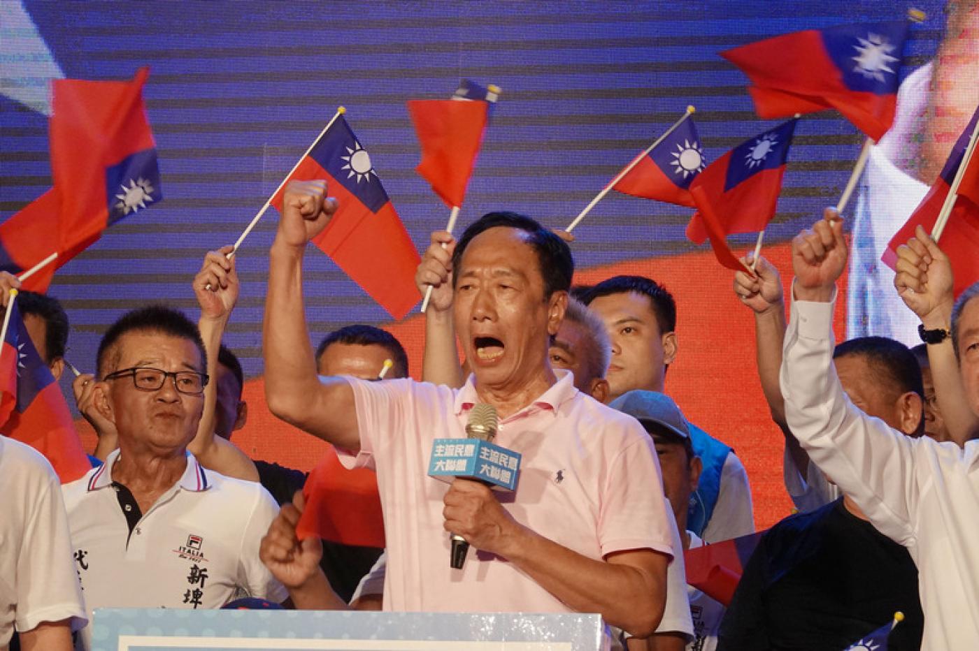 鴻海集團創辦人郭台銘（中）9日晚間在屏東舉辦首場「主流民意大聯盟」造勢晚會，會中振臂高喊「團結下架民進黨」等口號。中央社