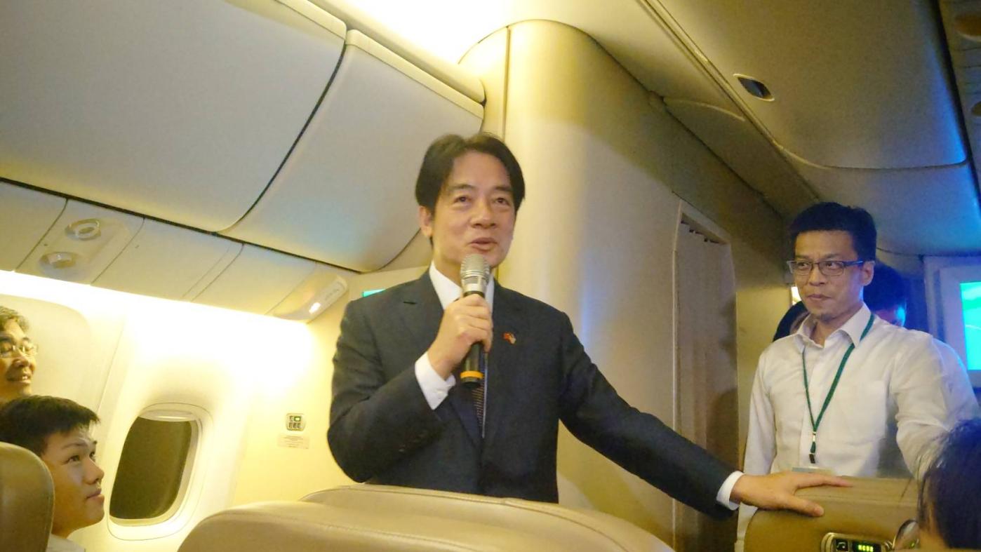 副總統賴清德自紐約搭乘包機前往巴拉圭，機上與隨行媒體談話。蘇聖怡攝