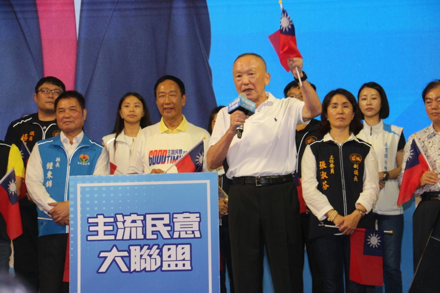 苗栗縣前縣長徐耀昌於參加鴻海創辦人郭台銘造勢時，脫口而出「下架國民黨」。中央社